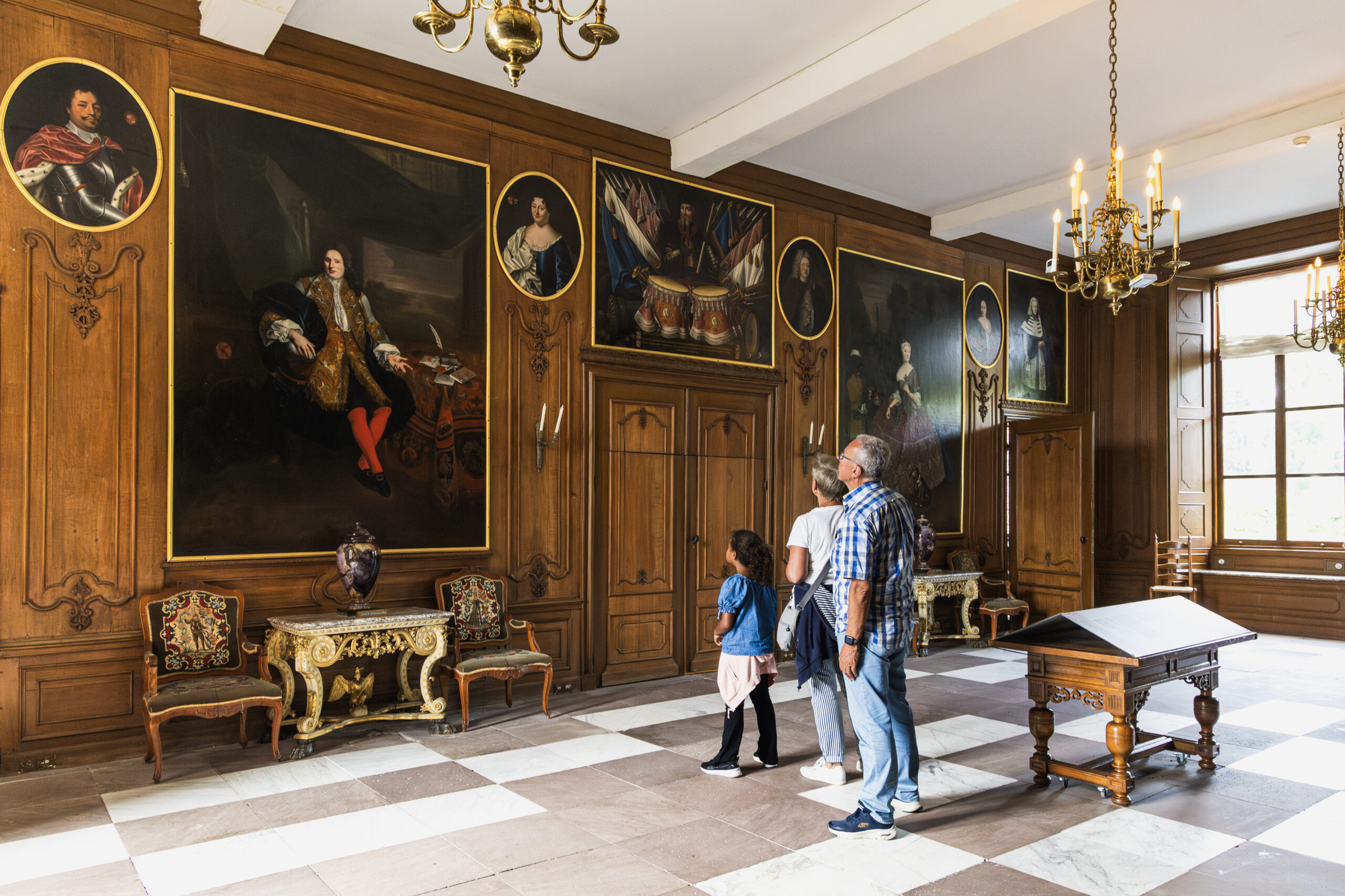 Mensen in een erfgoedmuseum