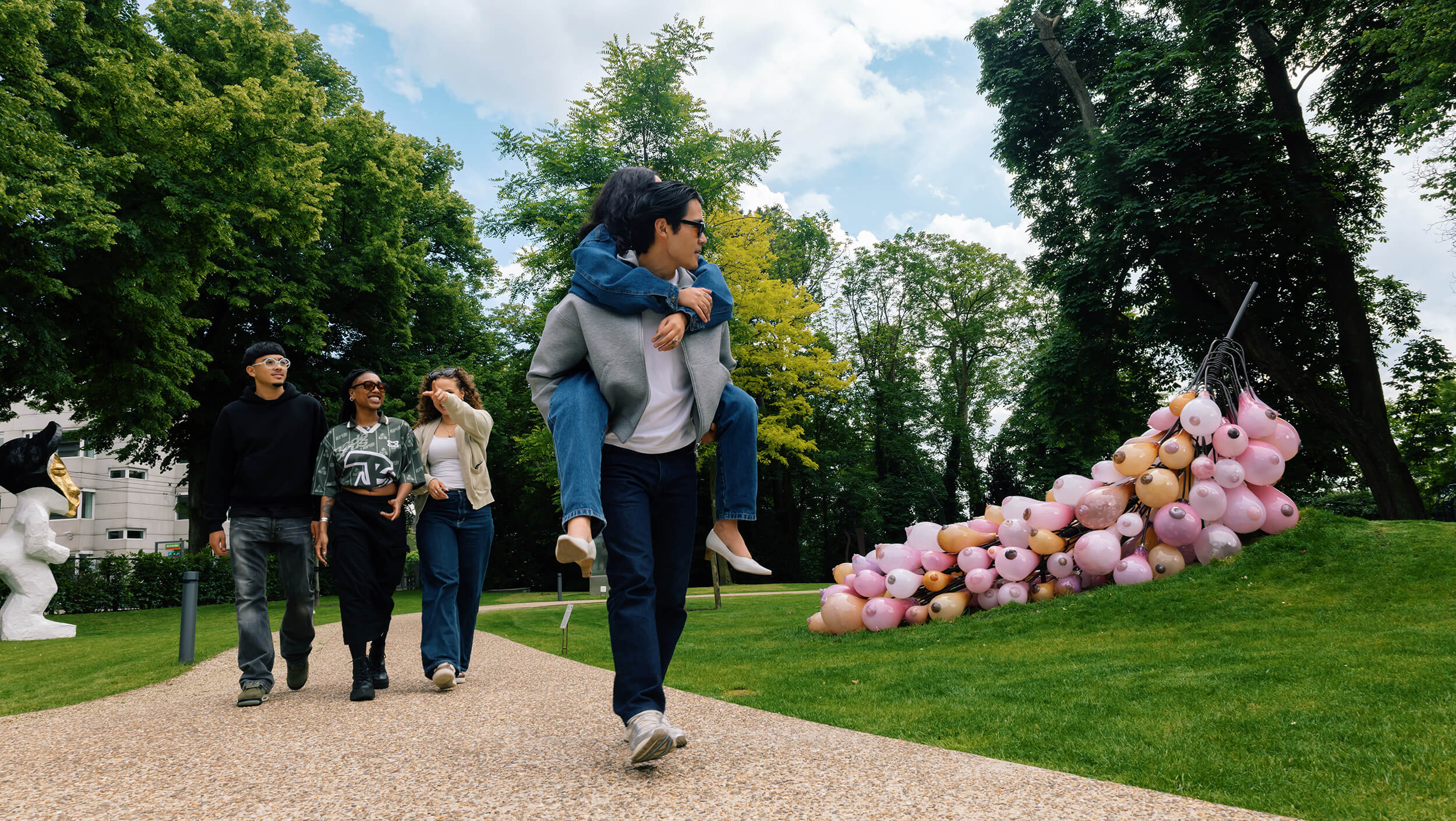 Mensen lopen door een kunstpark