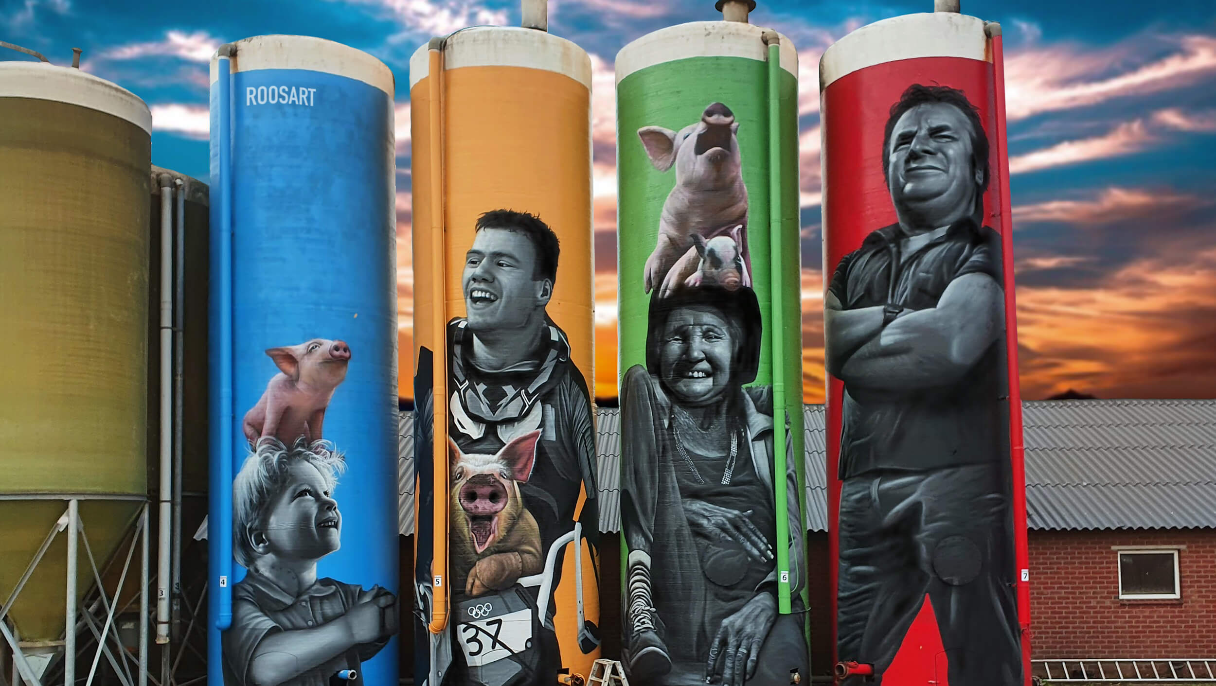 Beschilderde silos op boerderij