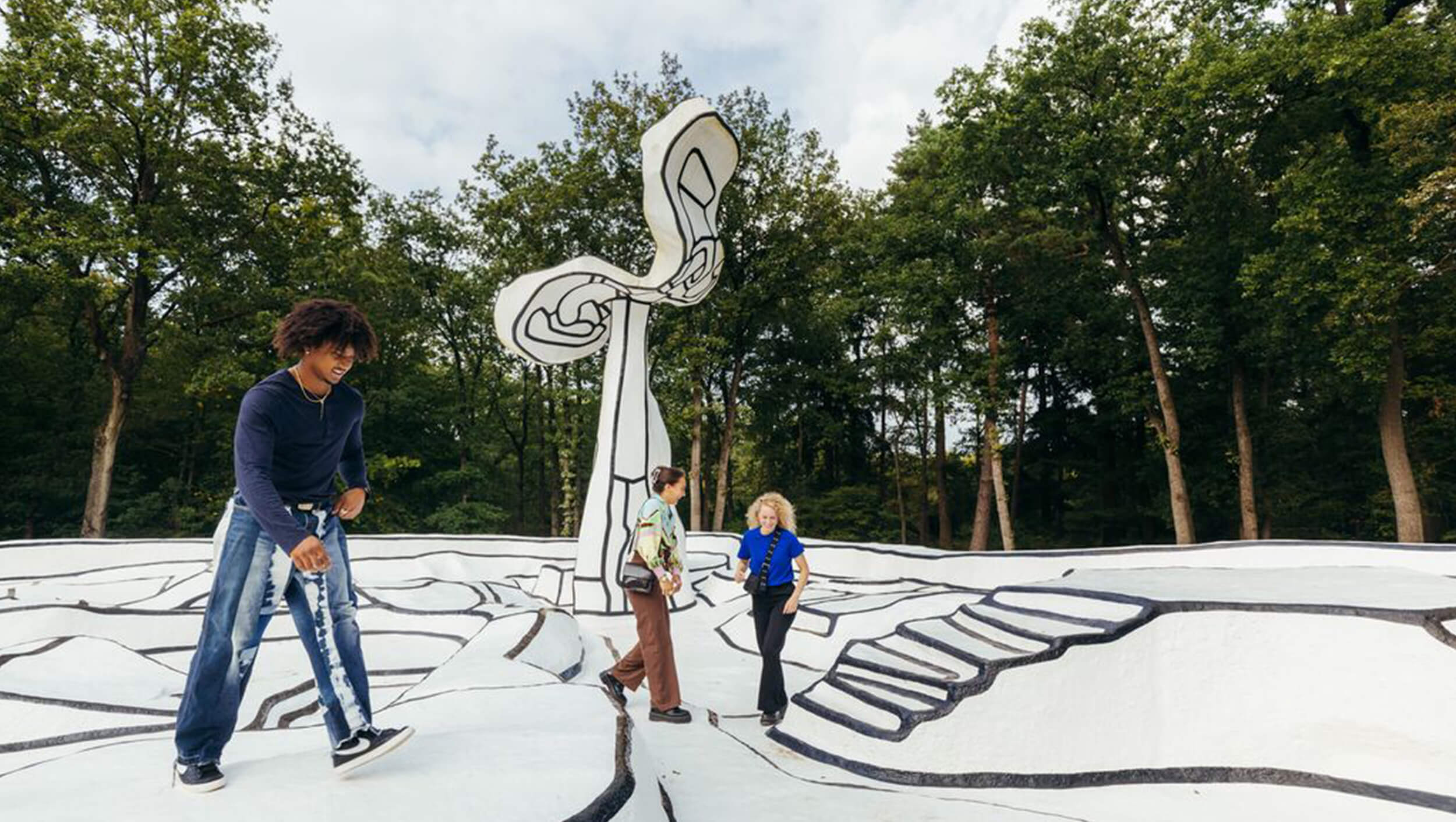Mensen lopen door kunstpark