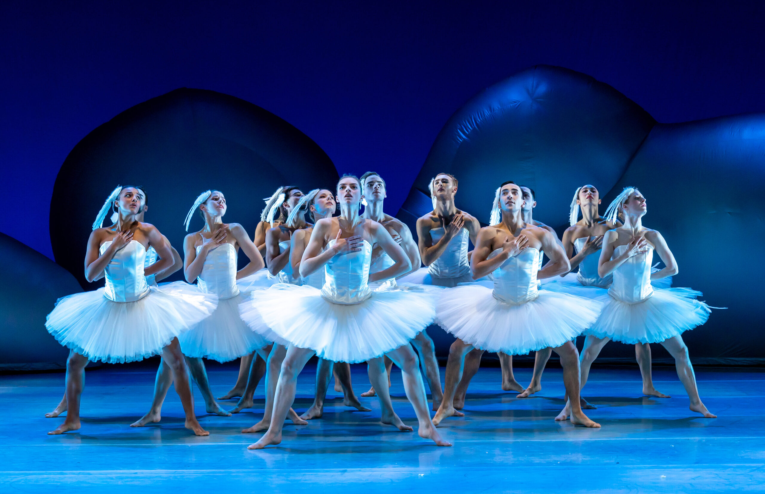 Balletdansers op een podium