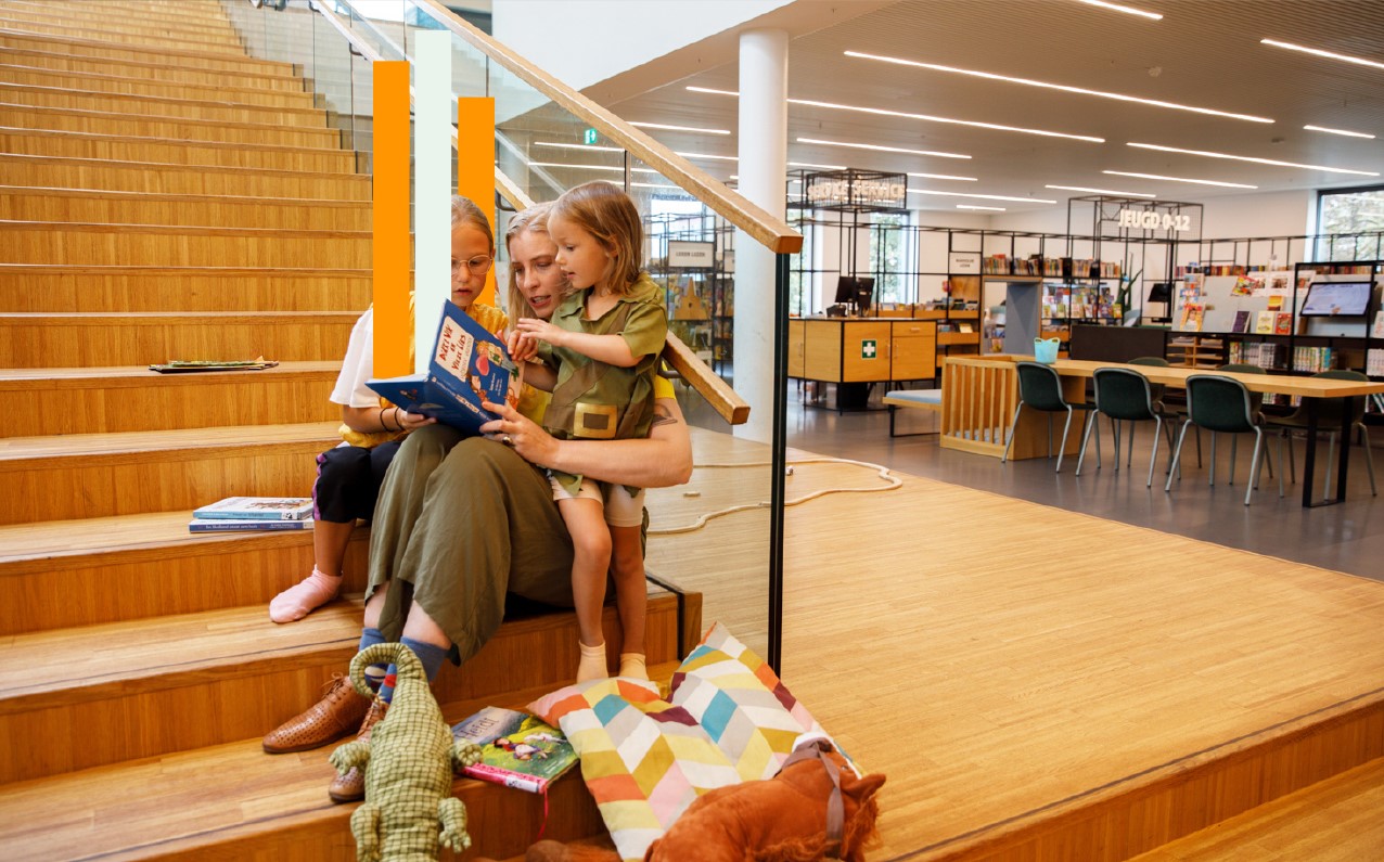 Gezin op de trap in de bibliotheek